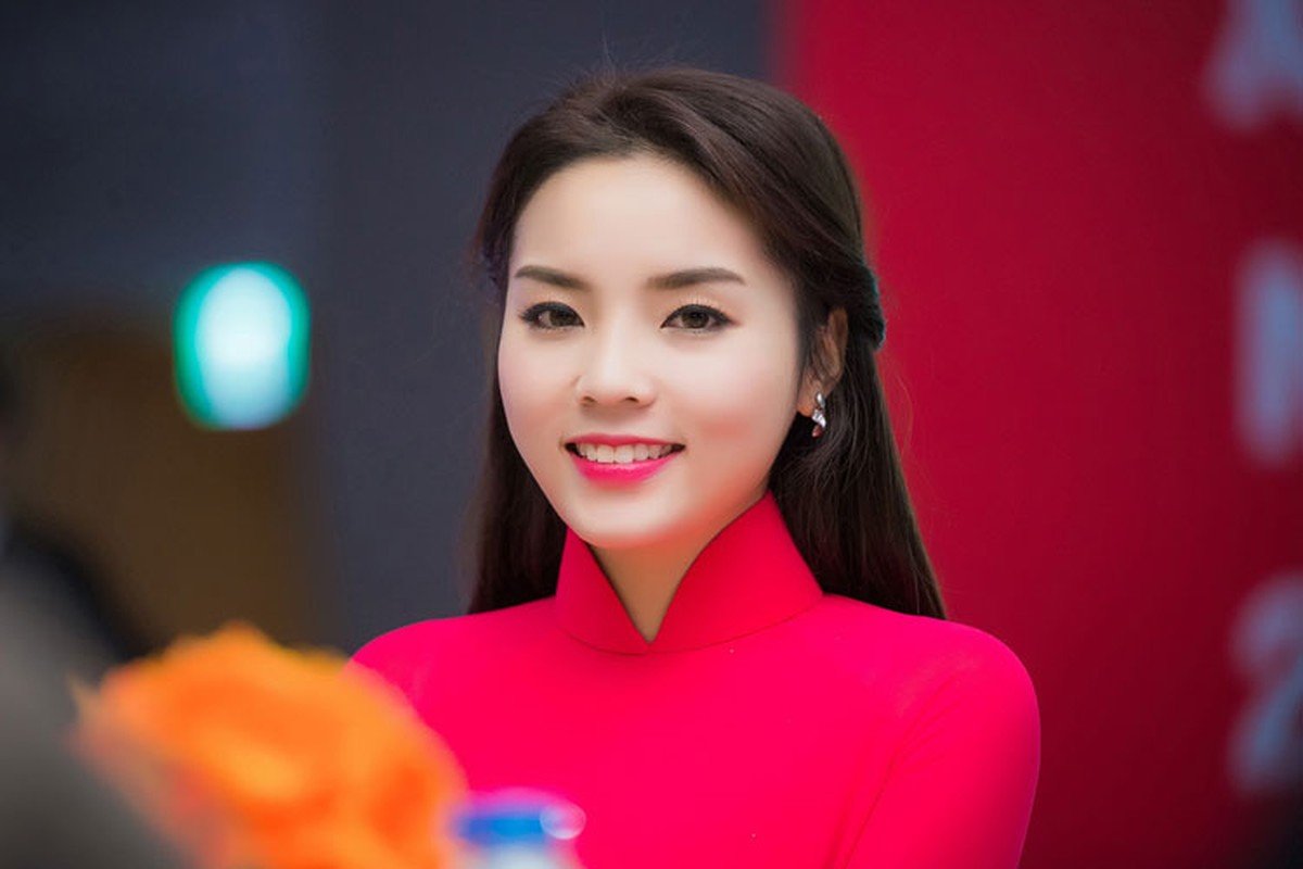 Hoa hau Ky Duyen noi bat trong ta ao dai do